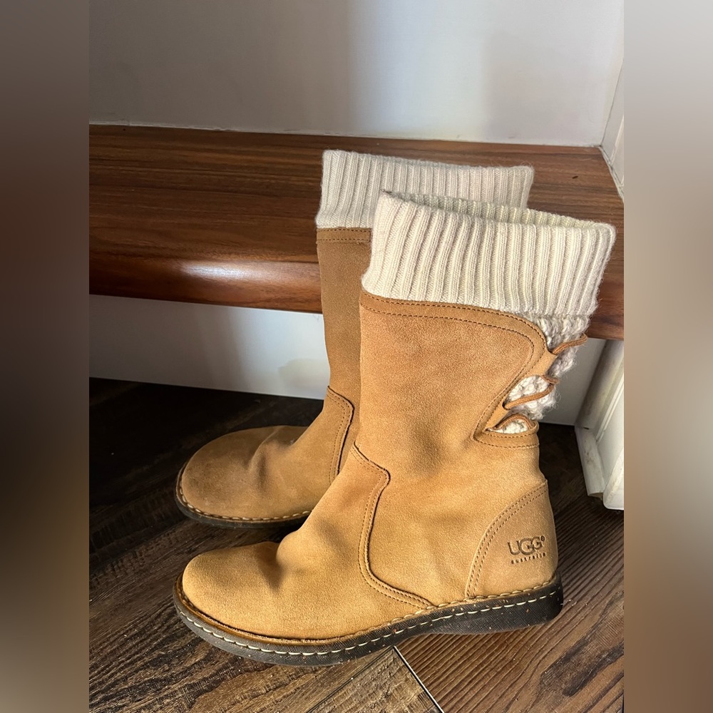 Like New UGG Size 6 Sheepskin and Leather Boots